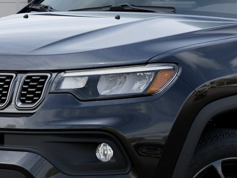 New 2026 Diamond Black Crystal Pearl-Coat Exterior Paint Jeep Latitude image 36