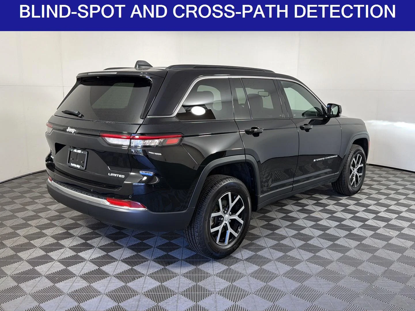 Used 2024 Diamond Black Crystal Pearlcoat Jeep Limited image 5
