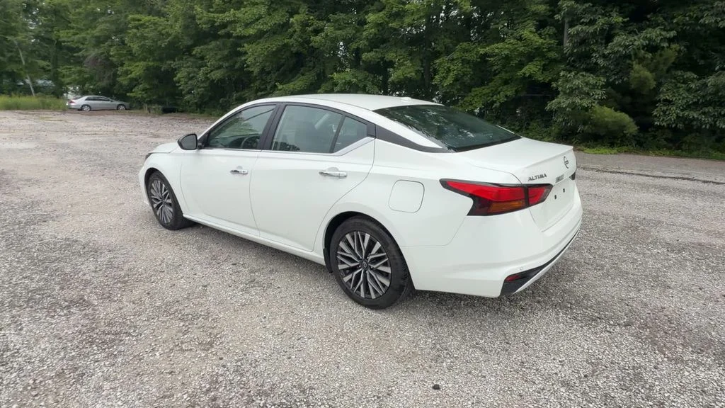 Used 2025 White Nissan 2.5 SV image 6