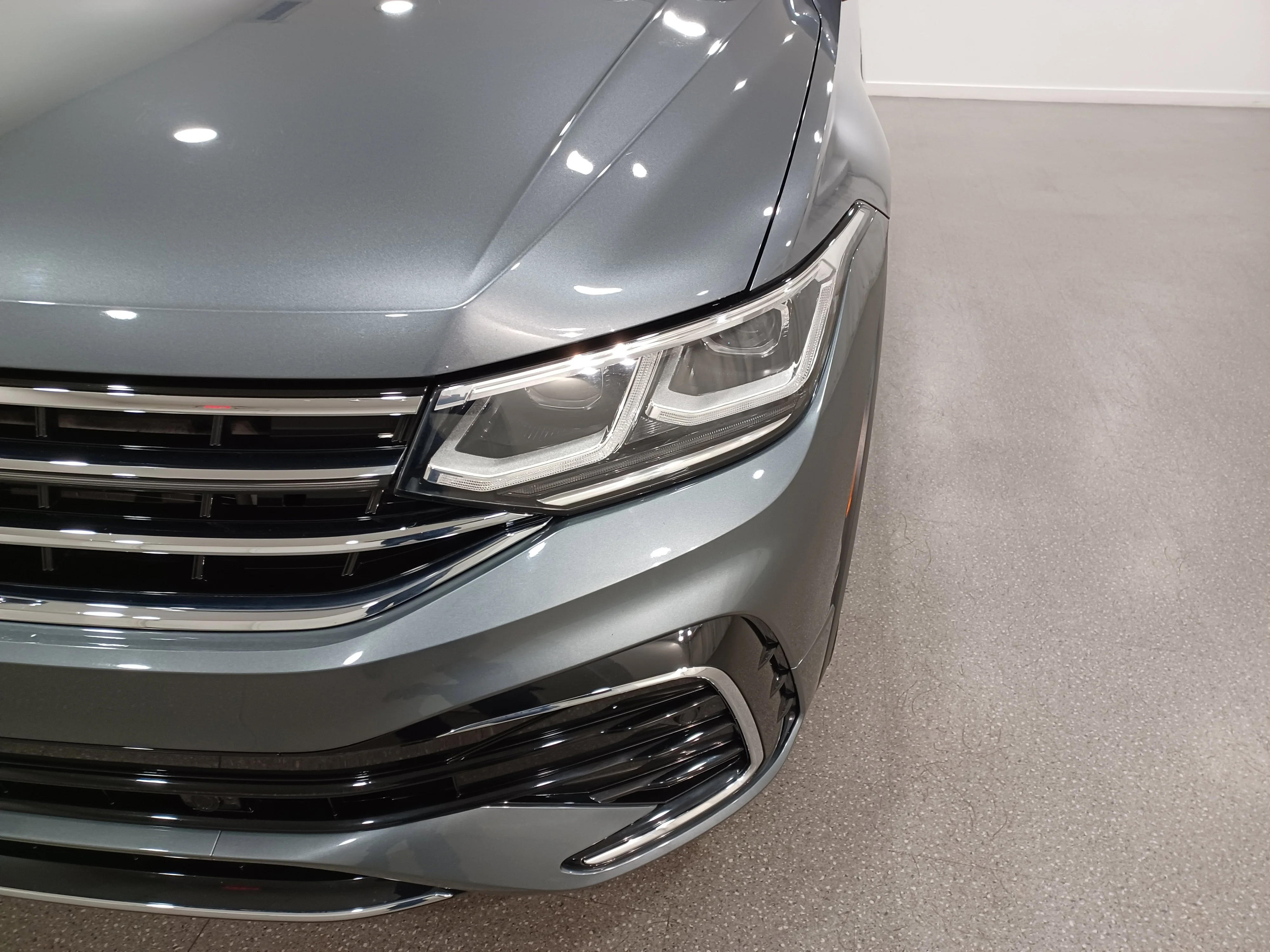 Certified Used 2022 Platinum Gray Metallic Volkswagen Highline R-Line 4Motion*Remote Start | Nav | 360 Cam | Htd & Cooled Leather | Pano Roof | Htd Wheel image 5