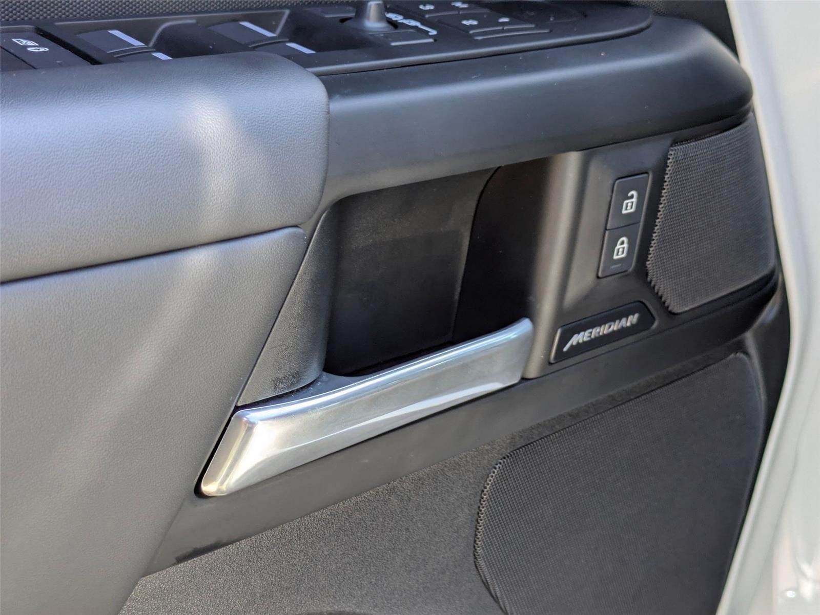 Used 2025 Fuji White Land Rover S image 13