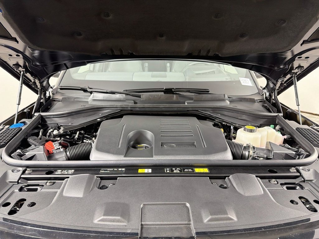 New 2027 Santorini Black Land Rover SE image 32