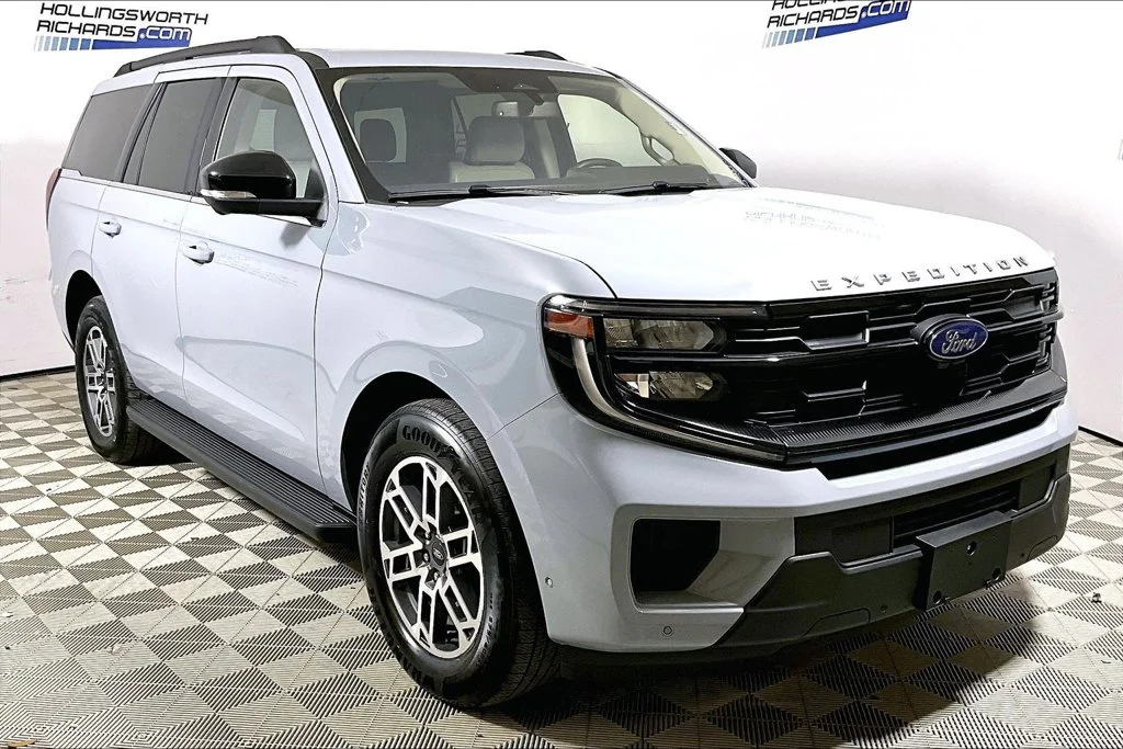 Used 2025 Gray Metallic Ford Active image 3