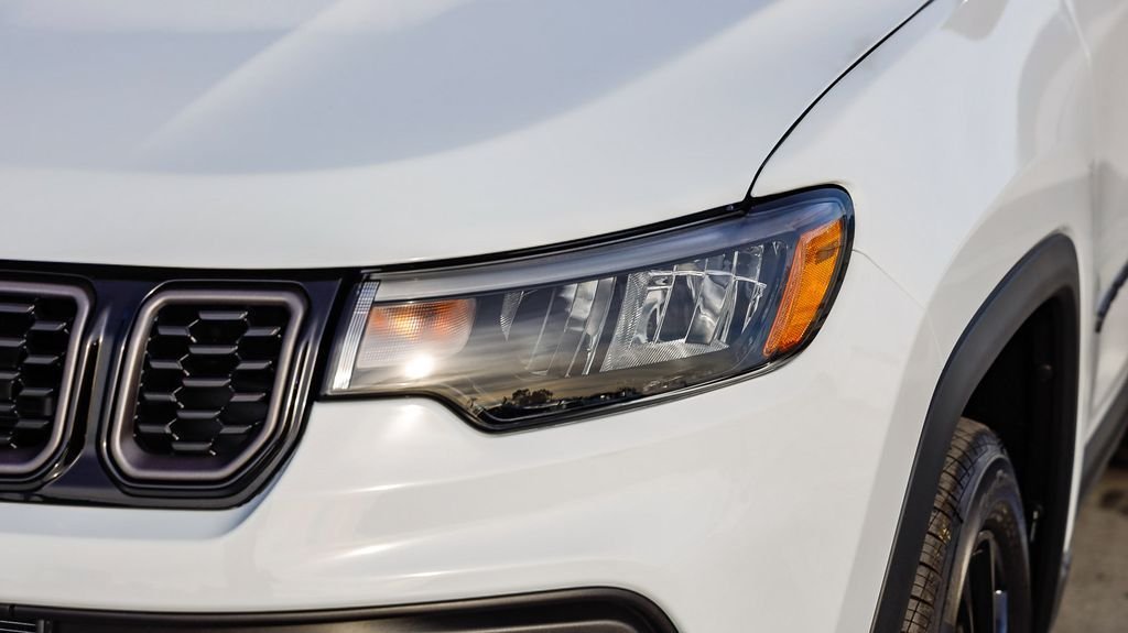 New 2026 Bright White Clearcoat Jeep Latitude image 5
