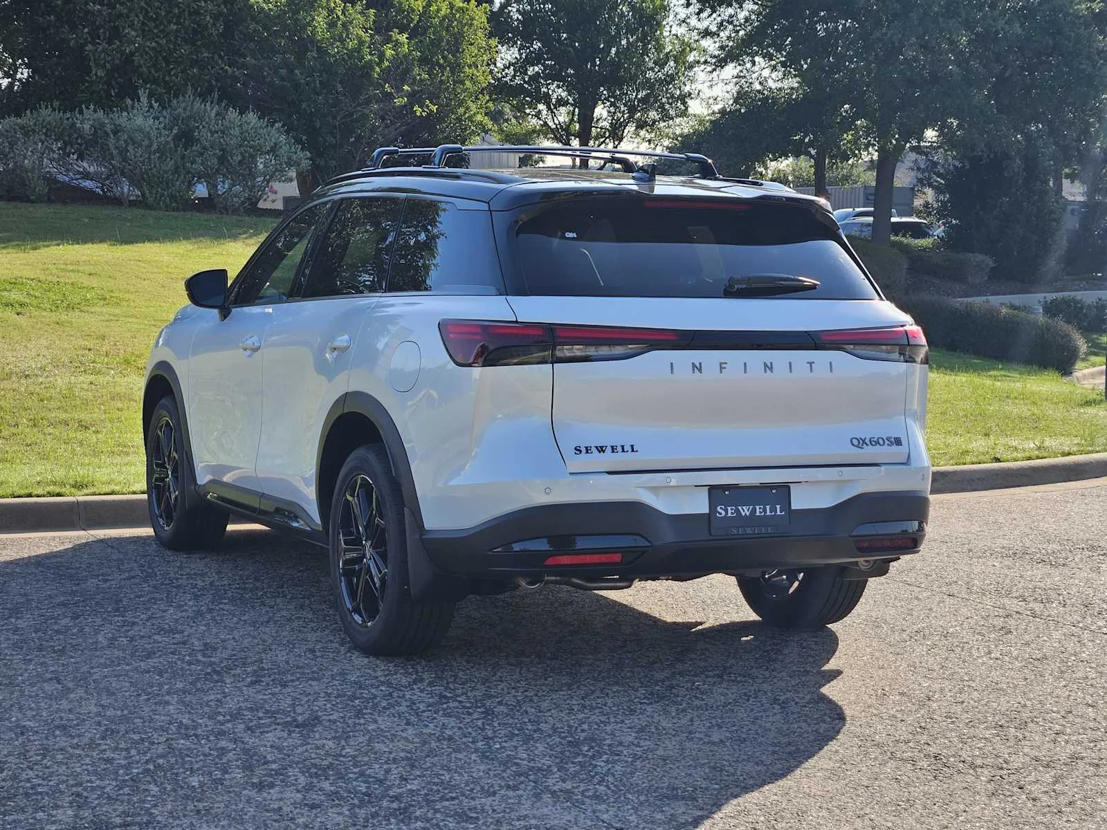 New 2027 2T RAD WHT INFINITI Sport AWD image 3