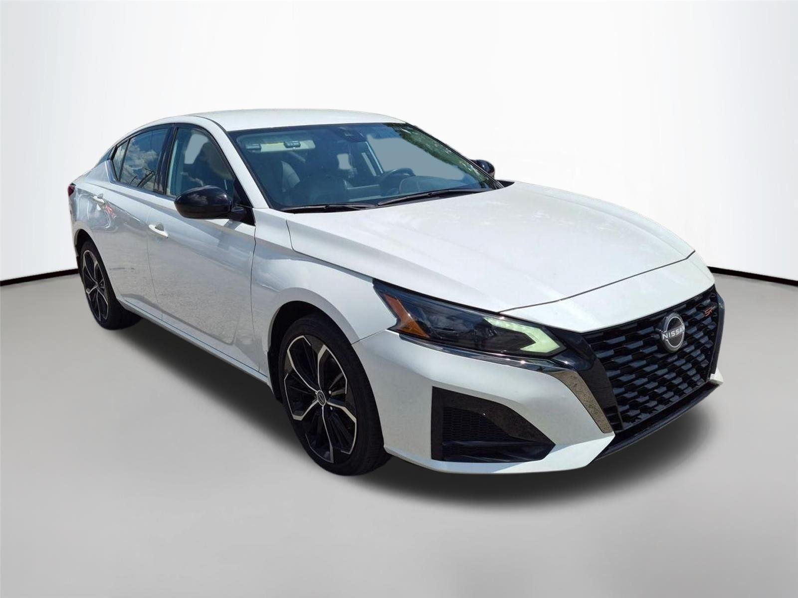Used 2023 Glacier White Nissan 2.5 SR image 3