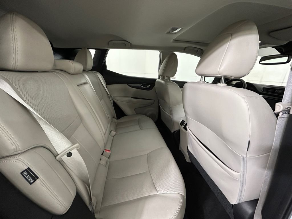 Used 2021 White Nissan SL image 17