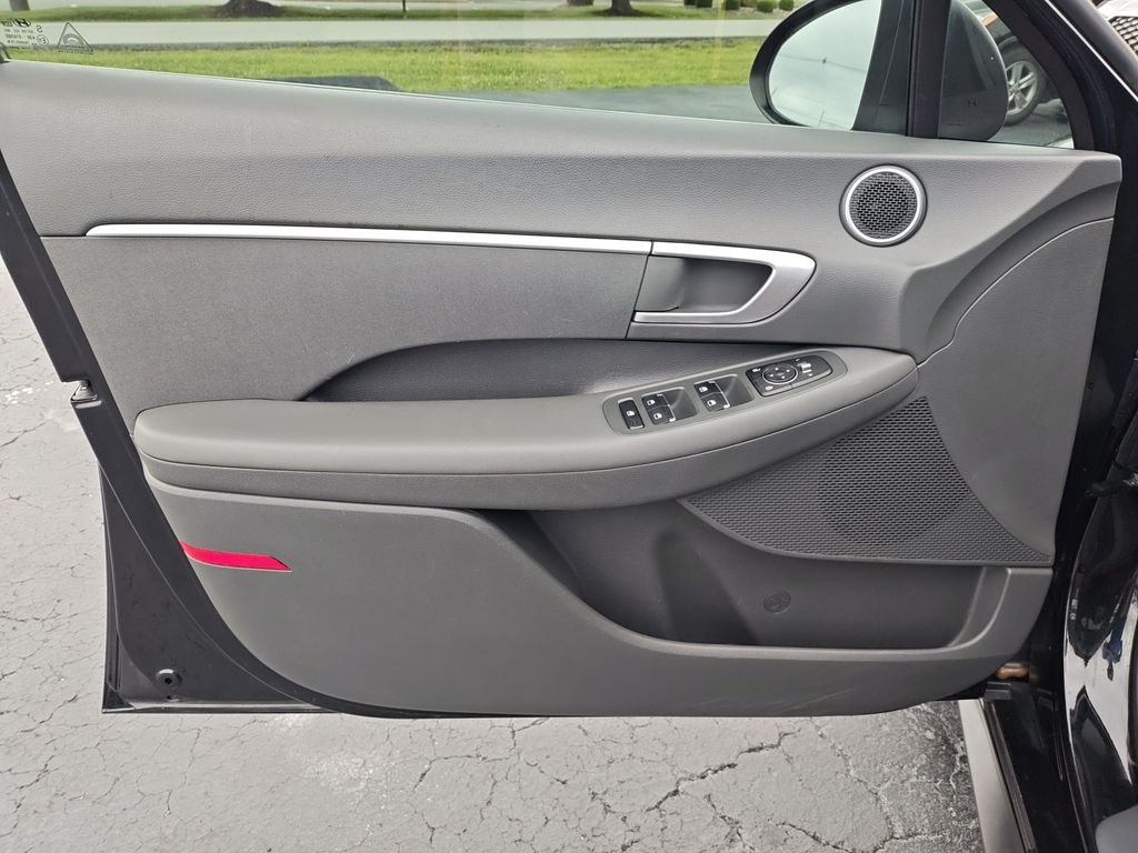 Used 2021 Black Hyundai SE image 12
