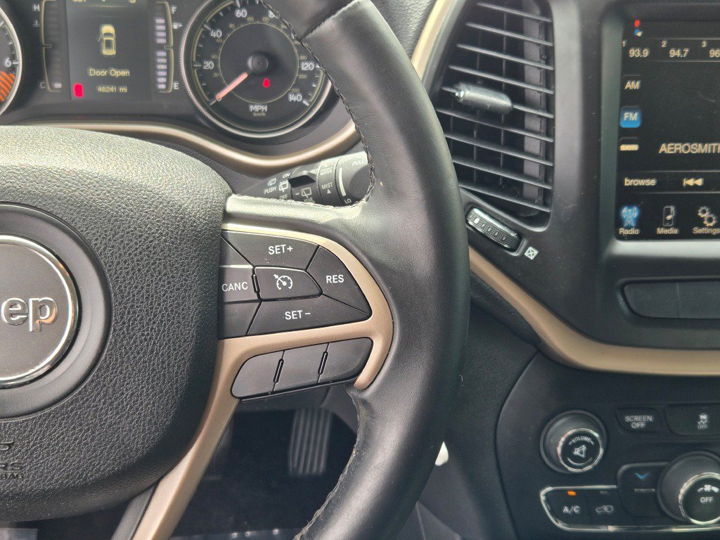 Used 2014 Crystal Metallic Jeep Latitude image 28