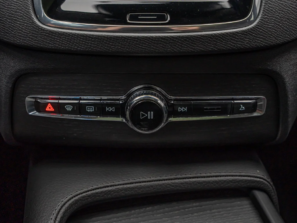 Used 2020 Onyx Black Metallic Volvo T6 Momentum image 37