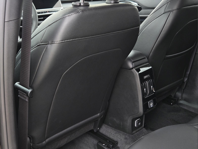 New 2026 Diamond Black Crystal Pearlcoat Jeep Latitude image 21