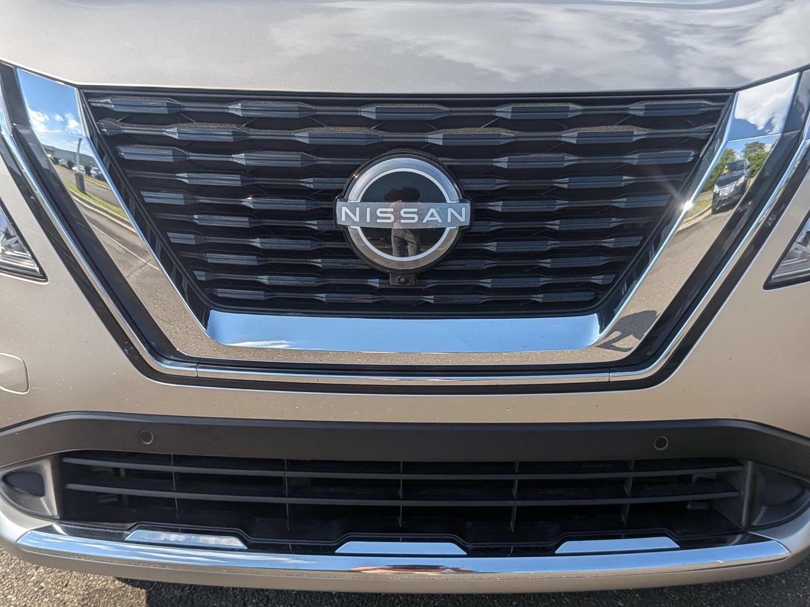 Used 2023 Champagne Silver Metallic Nissan Platinum image 13