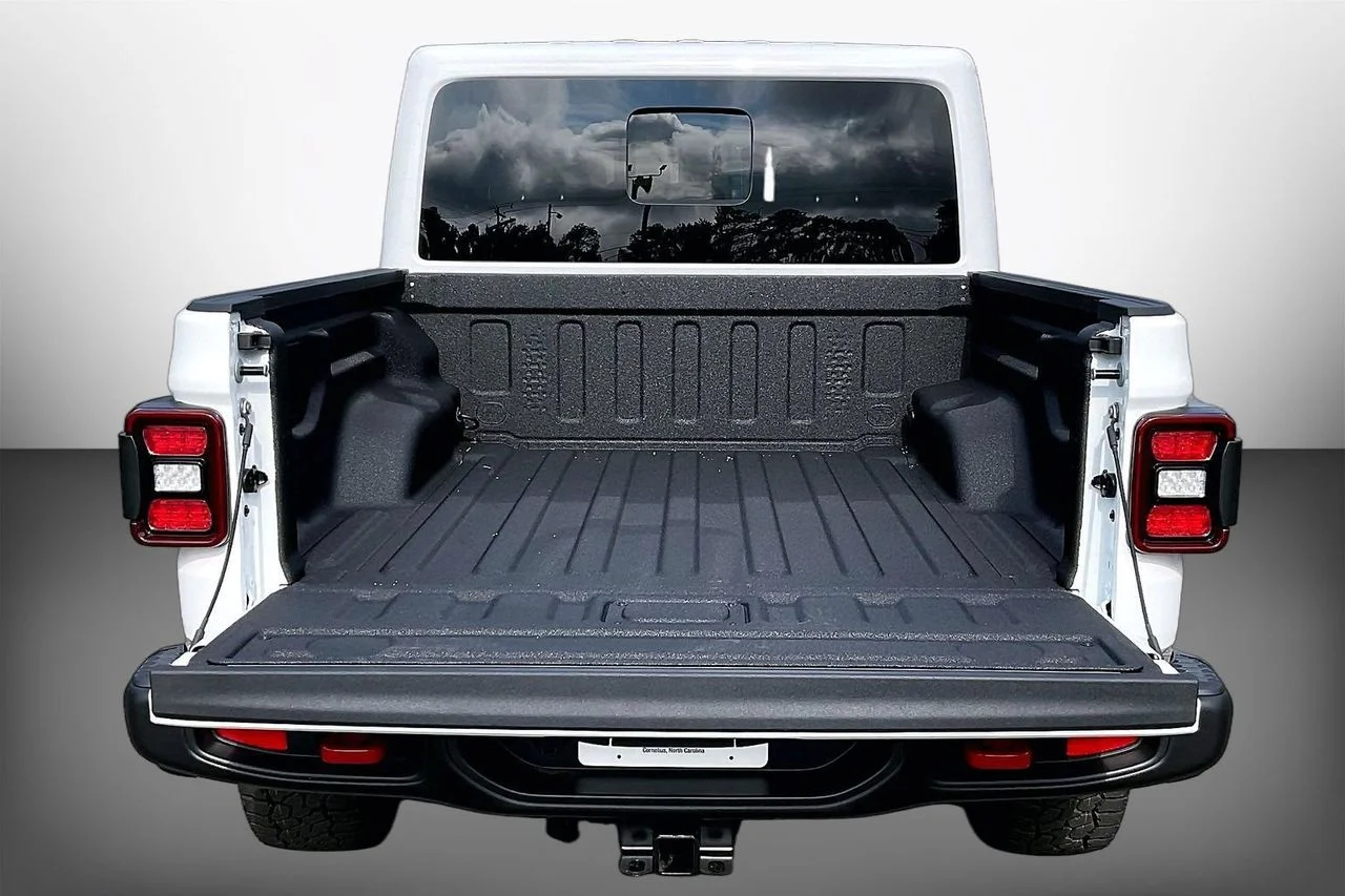 New 2026 Bright White Clear-Coat Exterior Paint Jeep Rubicon image 20