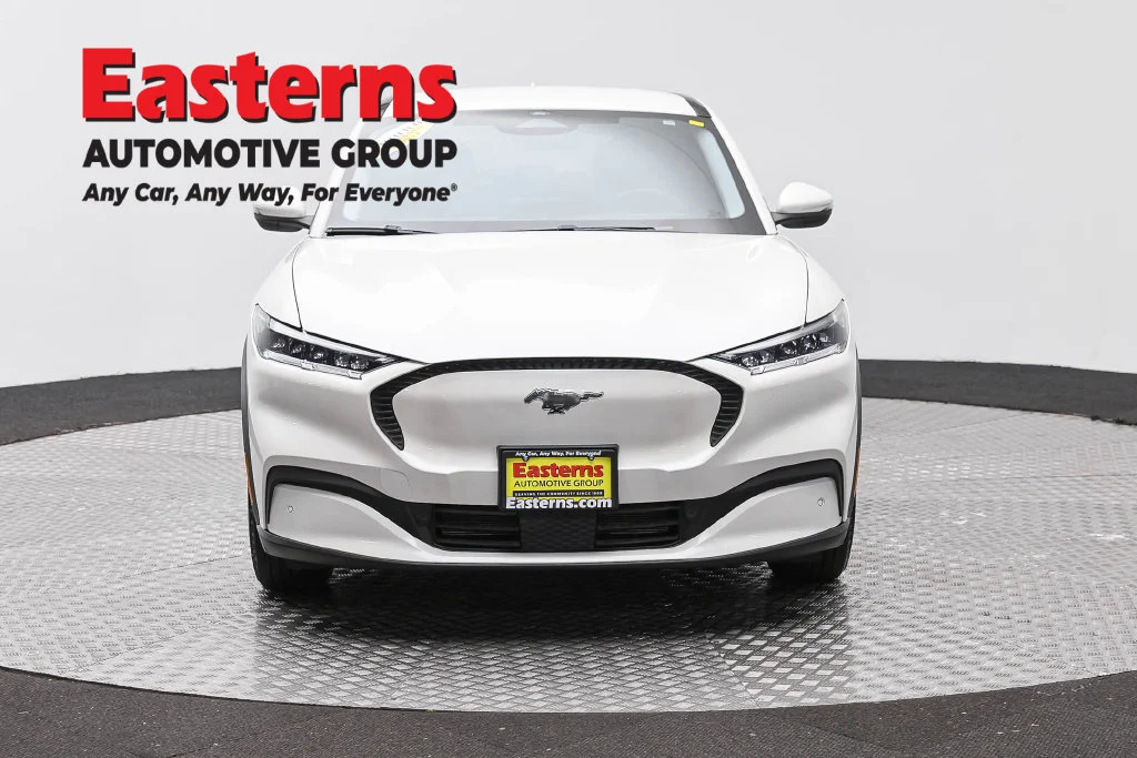 Used 2021 White Ford Select image 2