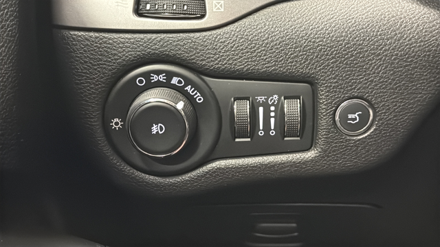 Used 2020 Diamond Black Crystal Pearlcoat Jeep Limited image 30