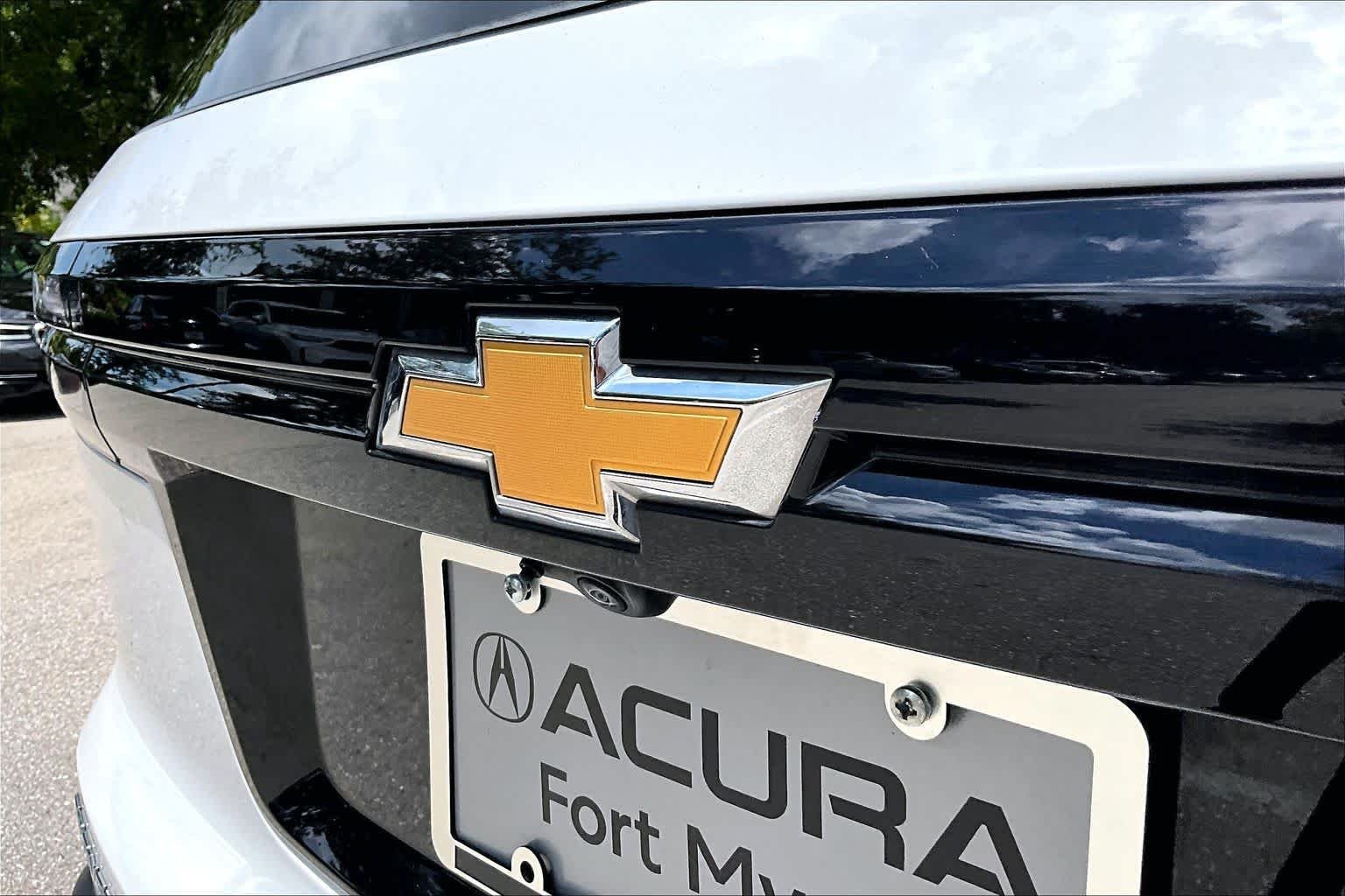 Used 2025 Summit White Chevrolet FWD LT image 31