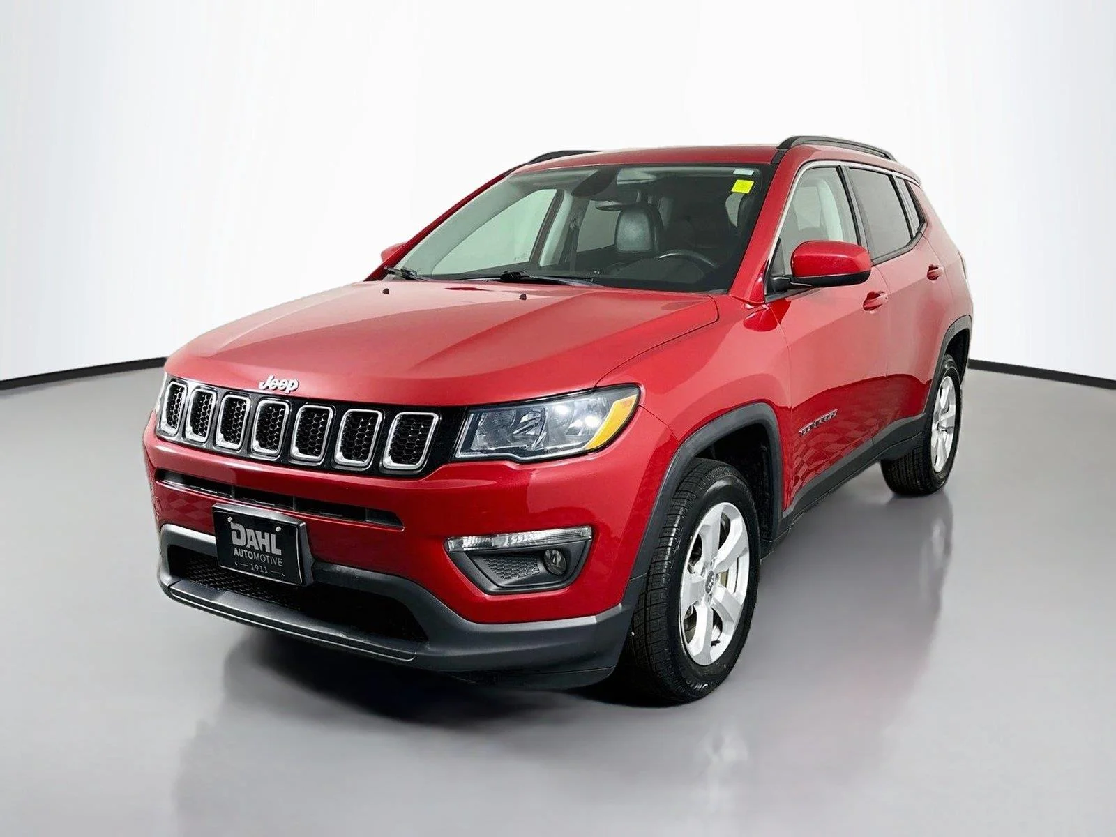 Used 2019 Redline Pearlcoat Jeep Latitude image 4