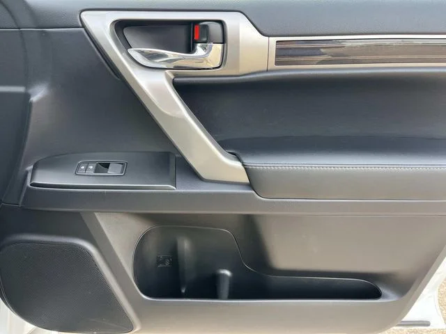 Used 2022 White Lexus 460 image 27