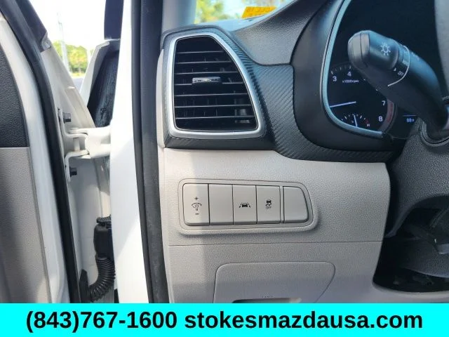 Used 2020 White Hyundai SE image 17
