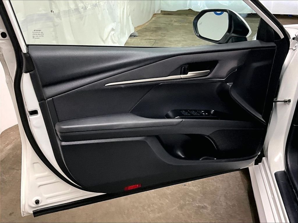 Used 2025 White Toyota LE image 9