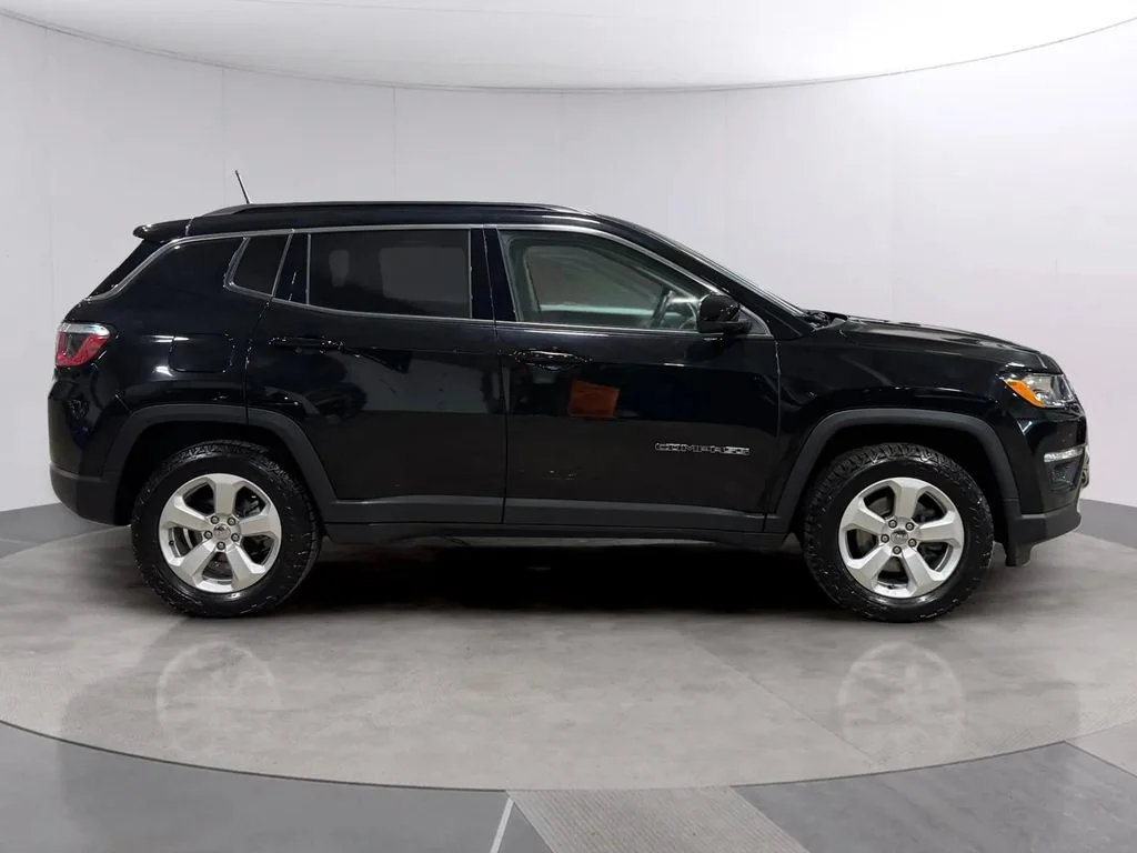 Used 2018 Jeep Compass Latitude with VIN 3C4NJDBB5JT281838 for sale in Oconomowoc, WI