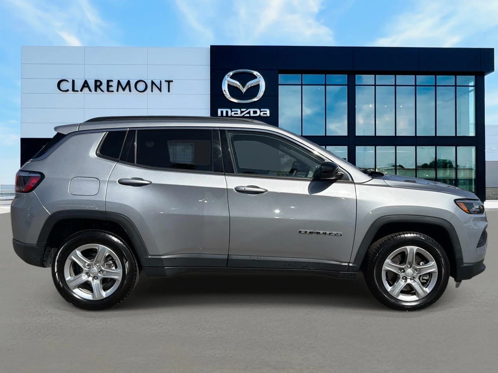 Used 2024 BALTIC GRAY MET Jeep Latitude 4x4 image 4