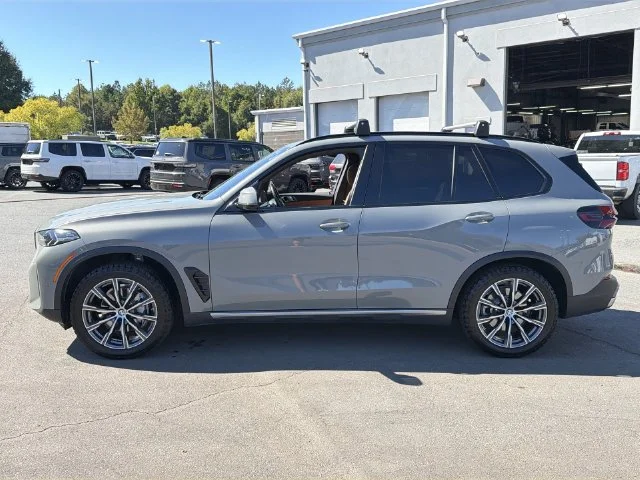 Used 2025  BMW xDrive40i image 10