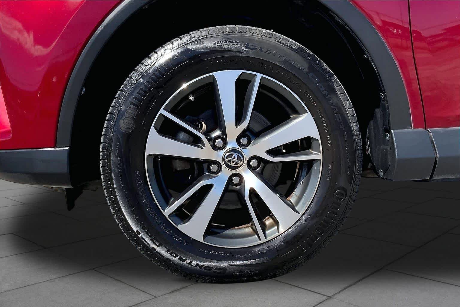 Used 2018 Ruby Flare Pearl Toyota XLE image 11