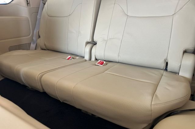 Used 2011 White Lexus 570 image 18