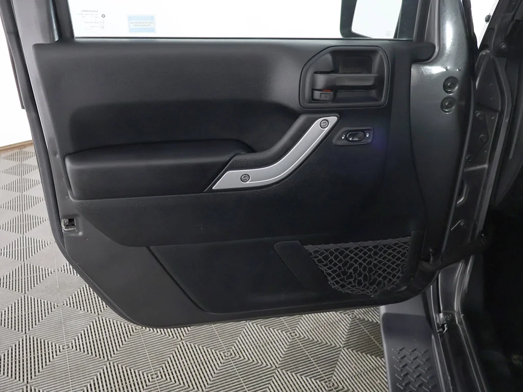 Used 2018 Crystal Metallic Jeep Unlimited Sahara image 17
