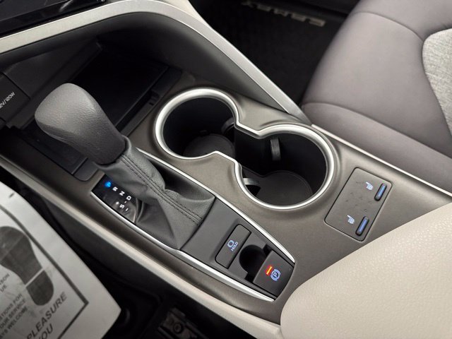 Used 2021 White Toyota LE image 15