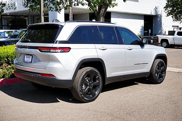 New 2026 Silver Zynith Exterior Paint Jeep Limited image 9
