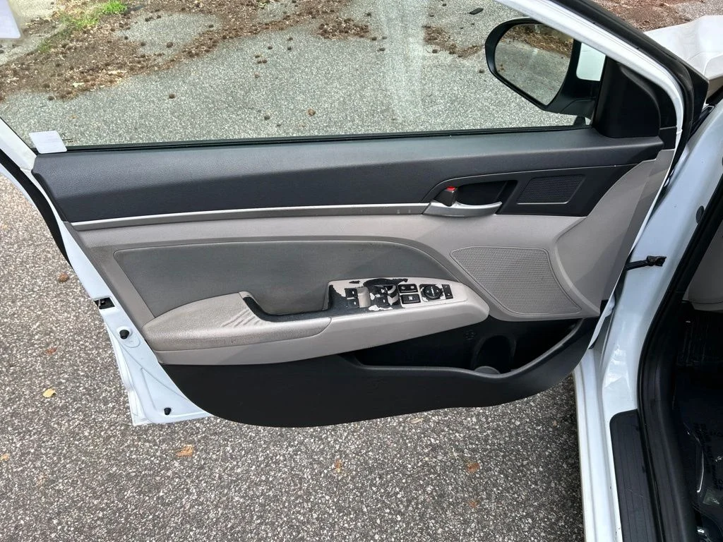 Used 2017 White Hyundai Eco image 15