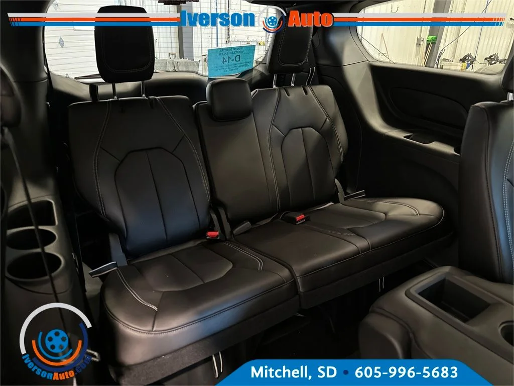 New 2026 Silver Mist Clear-Coat Exterior Paint Chrysler Select image 28