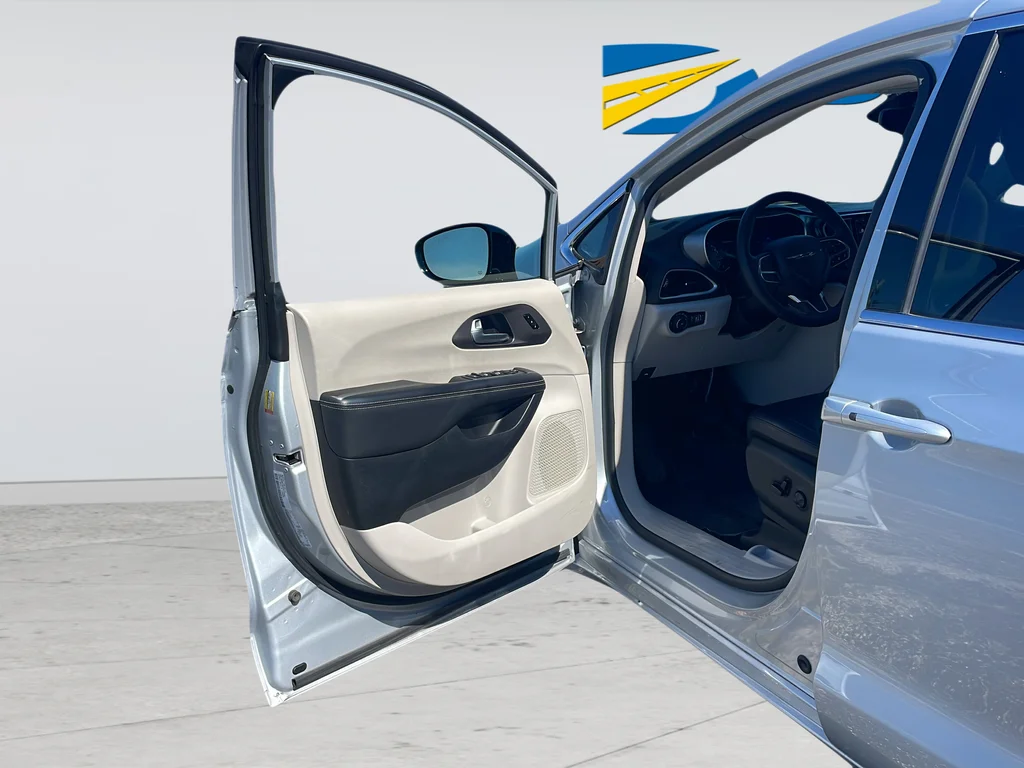 Used 2024 Silver Chrysler Touring L image 34