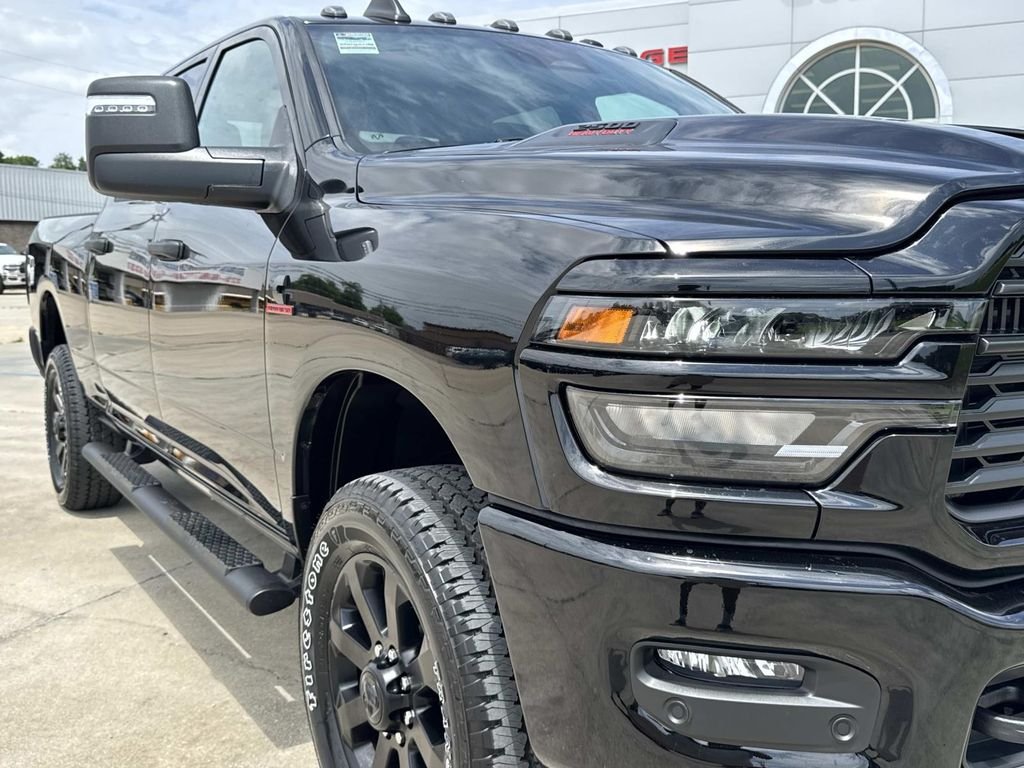 New 2026 Diamond Black Crystal Pearl-Coat Exterior Paint RAM Tradesman image 19