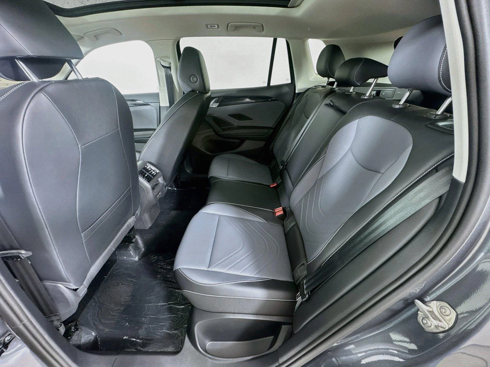 New 2026  Volkswagen SE image 24