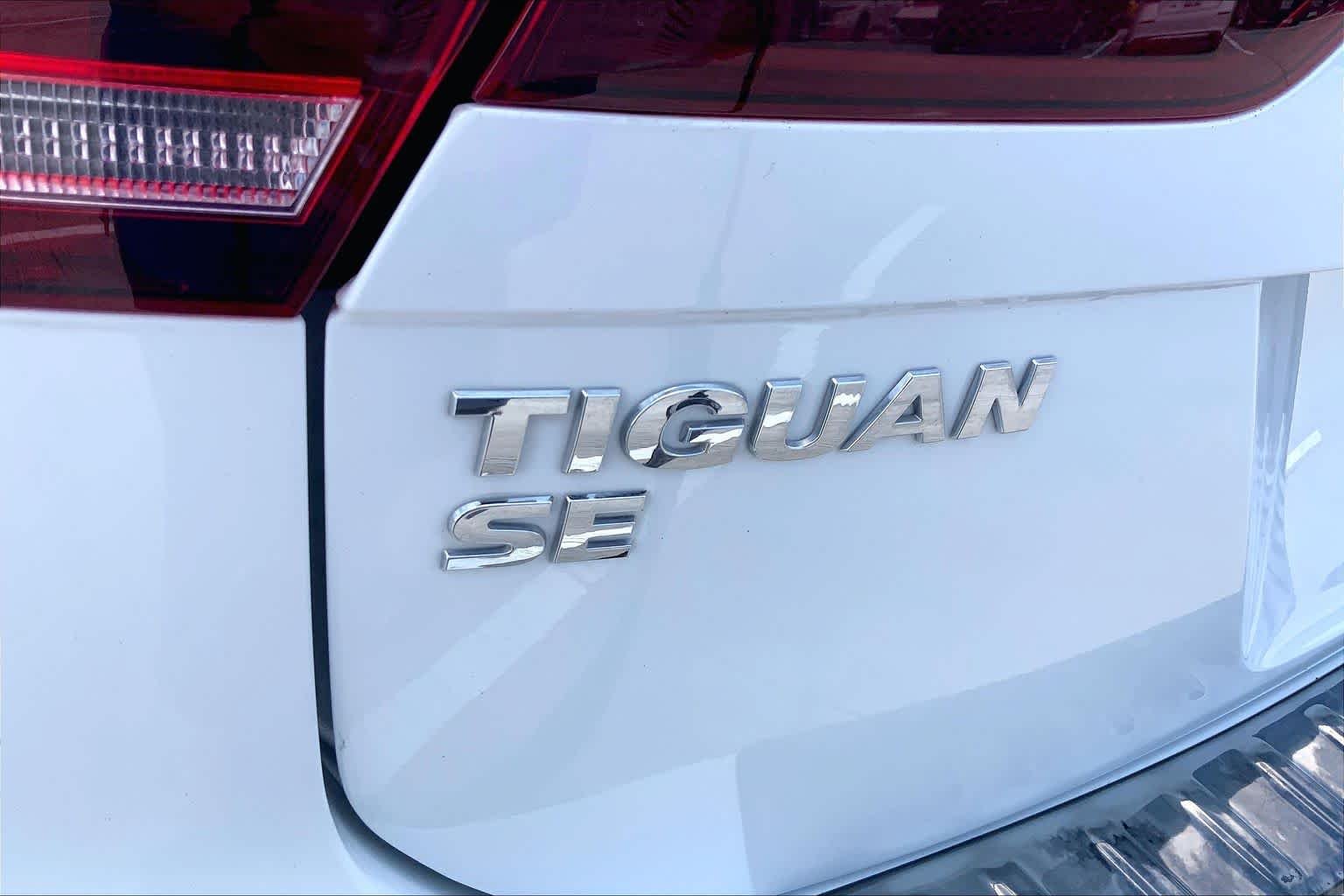 Used 2019 Pure White Volkswagen SE image 30