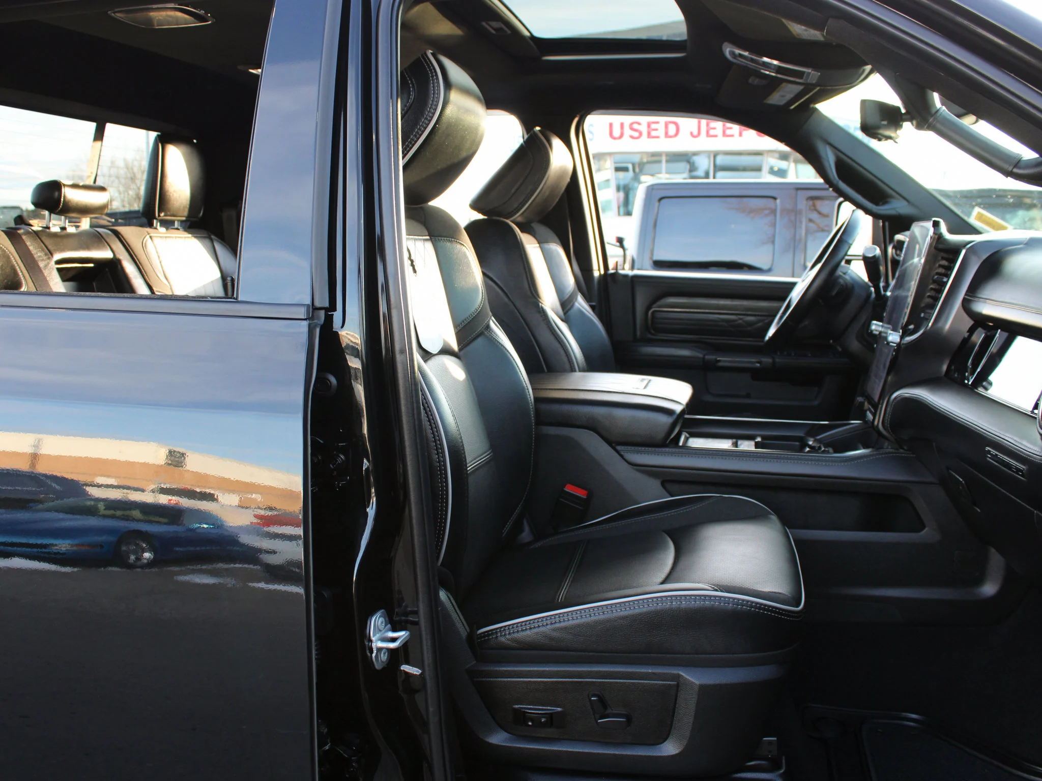 Certified Used 2025 Black RAM Limited* | Cummins Diesel | Night Edition | 5th Wheel & Gooseneck | Apple CarPlay image 21