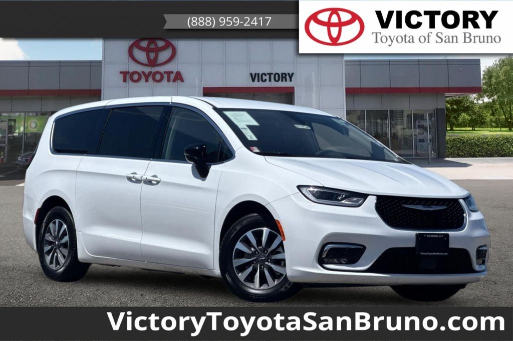 2024 Chrysler Pacifica Hybrid Select PHEV's photo