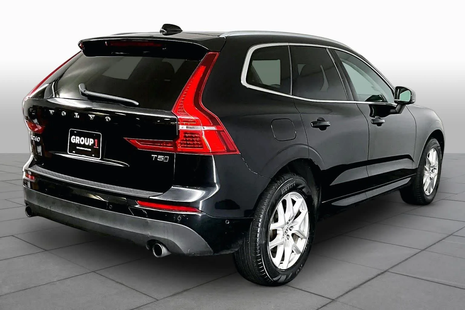 Certified Used 2019 Onyx Black Metallic Volvo Momentum image 13