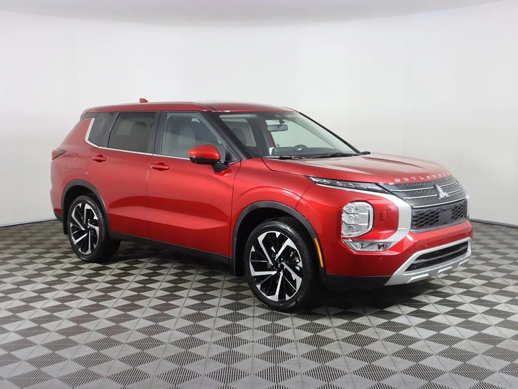 Used 2024 Red Mitsubishi SE image 2