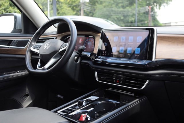 Used 2024  Volkswagen 2.0T SE w/Technology image 33