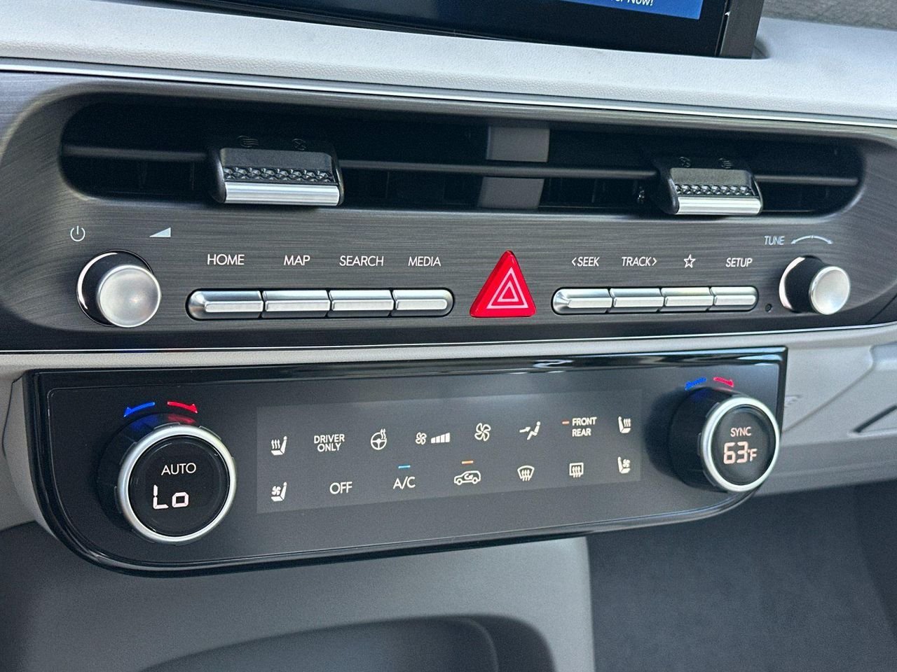 New 2026 White Hyundai SEL Premium 8P image 18