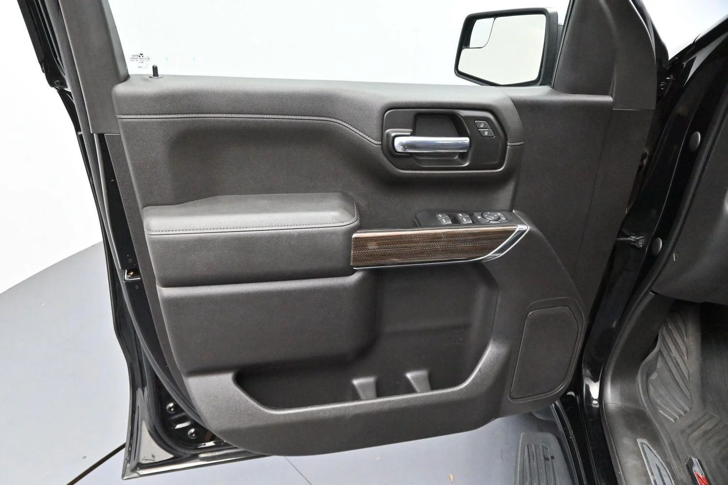 Used 2022 Black Chevrolet LT image 9