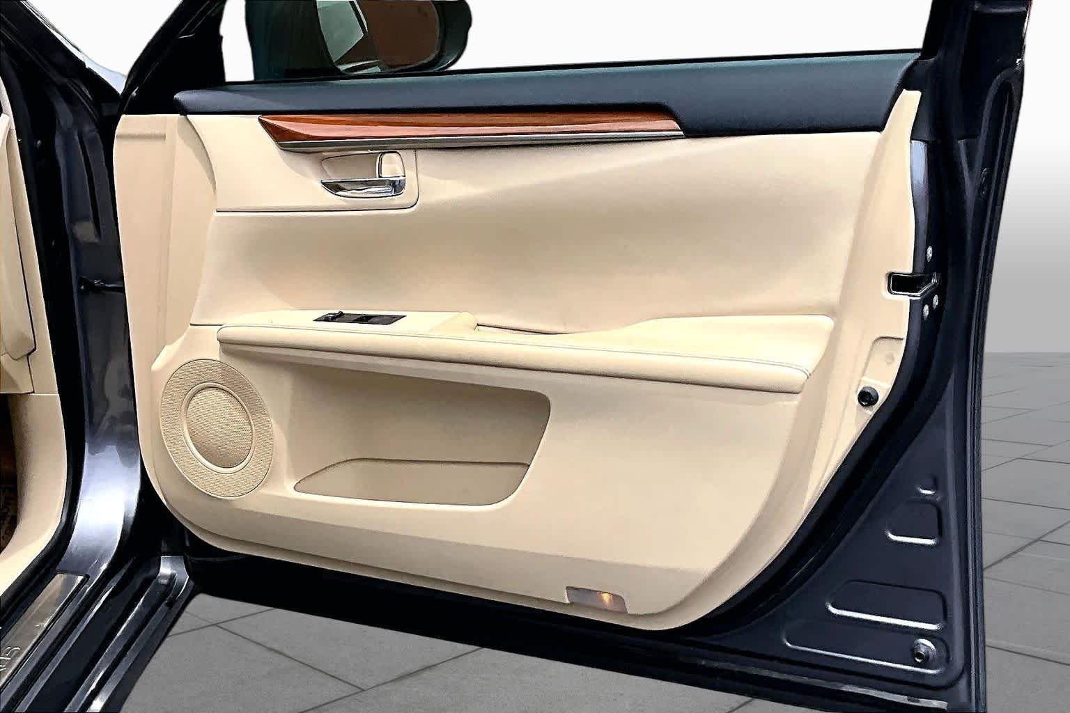 Used 2014 Nebula Gray Pearl Lexus Hybrid image 22