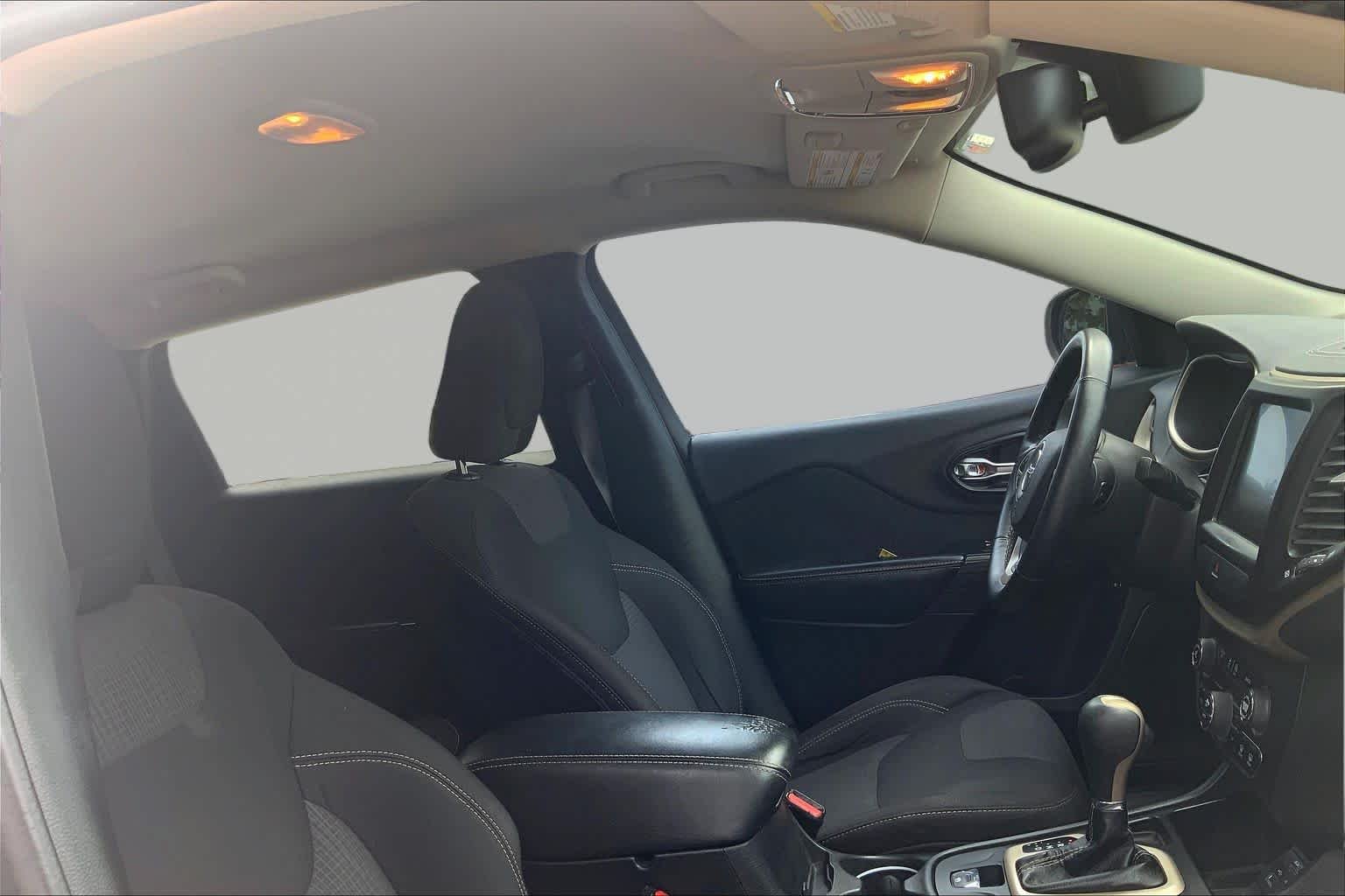 Used 2015 Brilliant Black Crystal Pearlcoat Jeep Latitude image 14