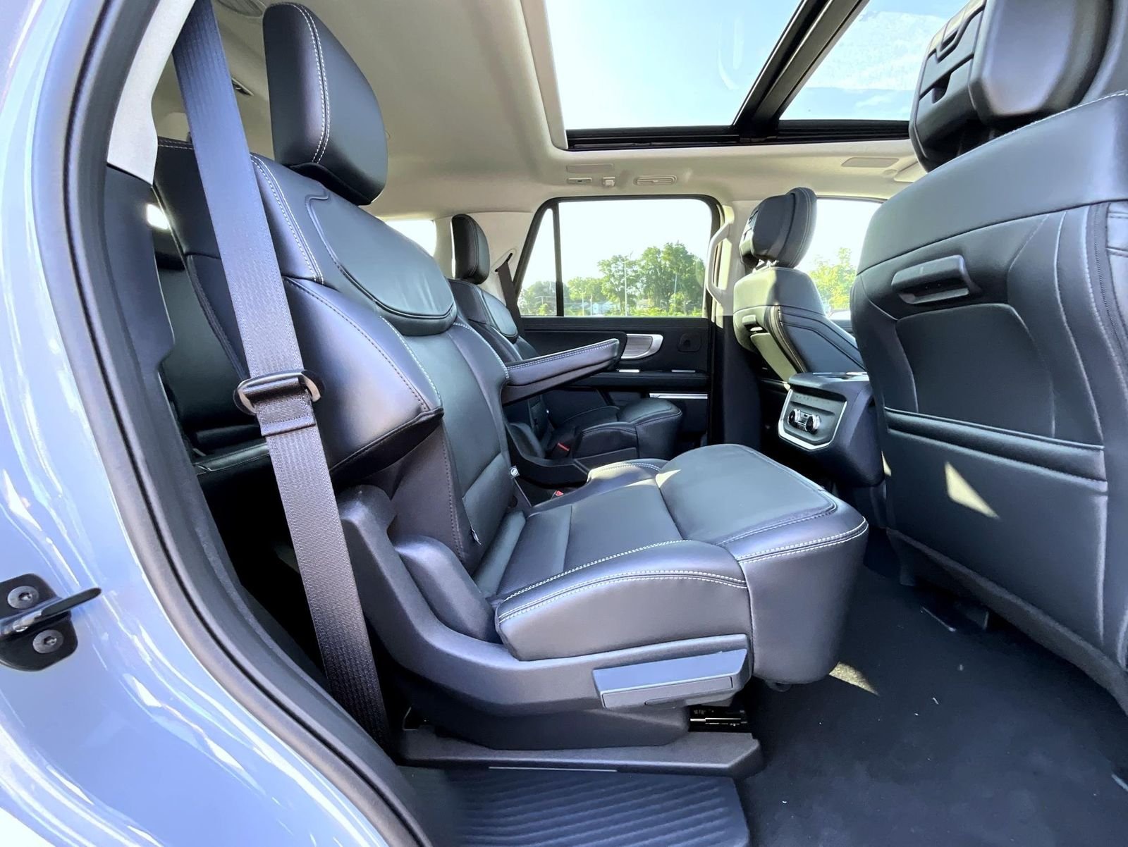 New 2027 Glacier Gray Metallic Tri-Coat Ford Platinum image 22