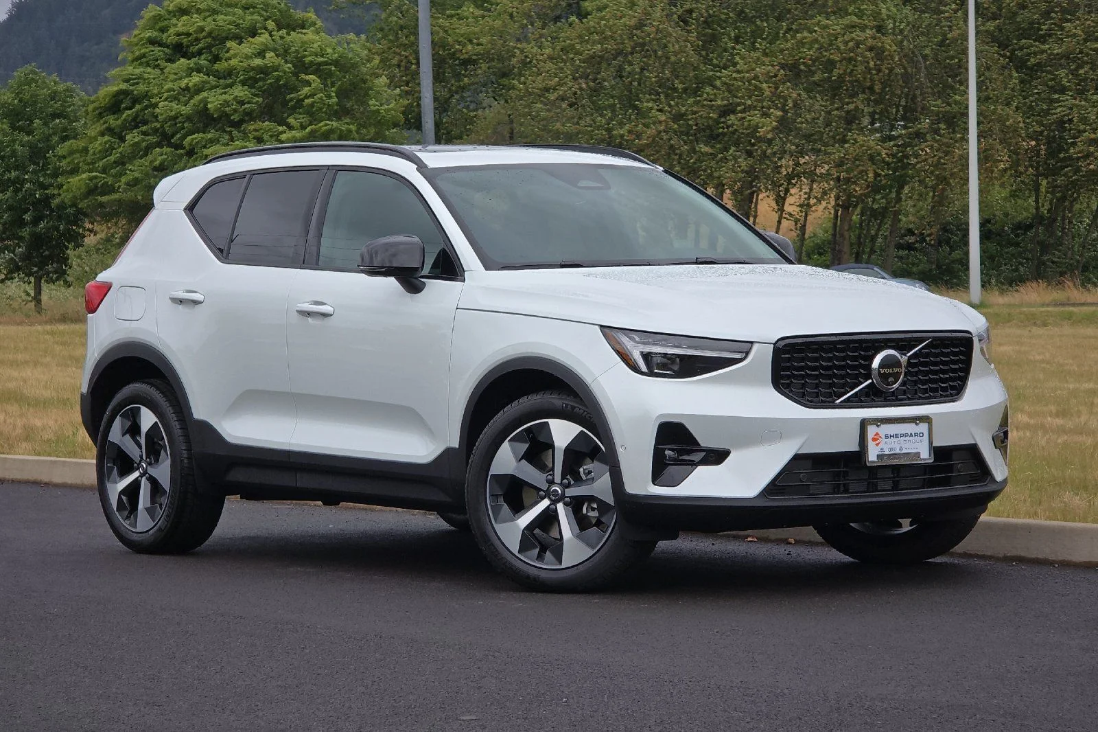 2026 Volvo XC40 B5 Plus Dark AWD's photo