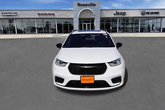New 2026 Bright White Clear-Coat Exterior Paint Chrysler Limited image 9